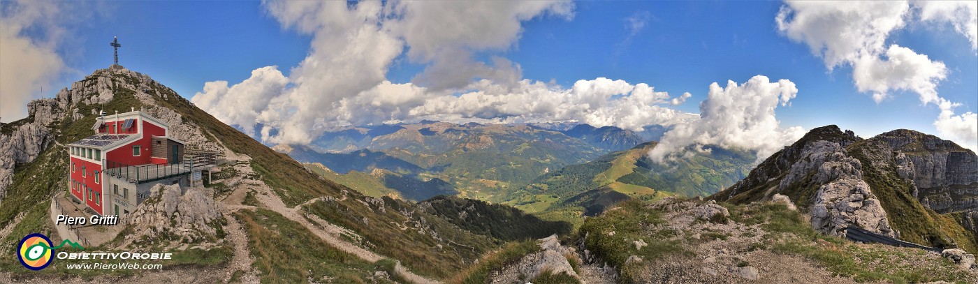 32 Resegone -Punta Cermenati (1875 m) con Rif. Azzoni (1860 m) con vista a dx su Costa del Palio e Val Taleggio .jpg